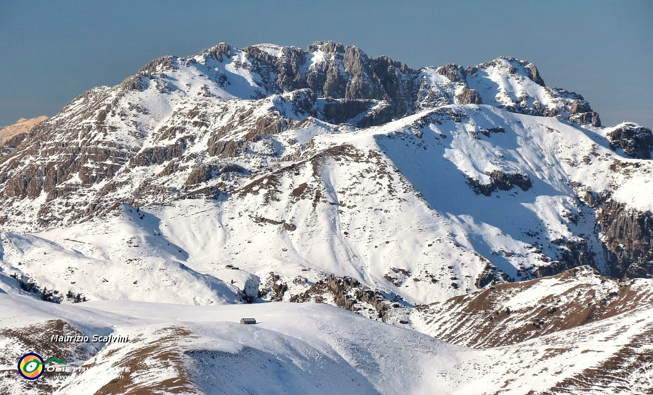21 Zuccone dei Campelli, in basso la Baita Cabretondo....JPG